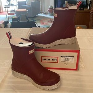 Hunter W Play Short Speckle Sole Size 8 Fall Red color. Worn